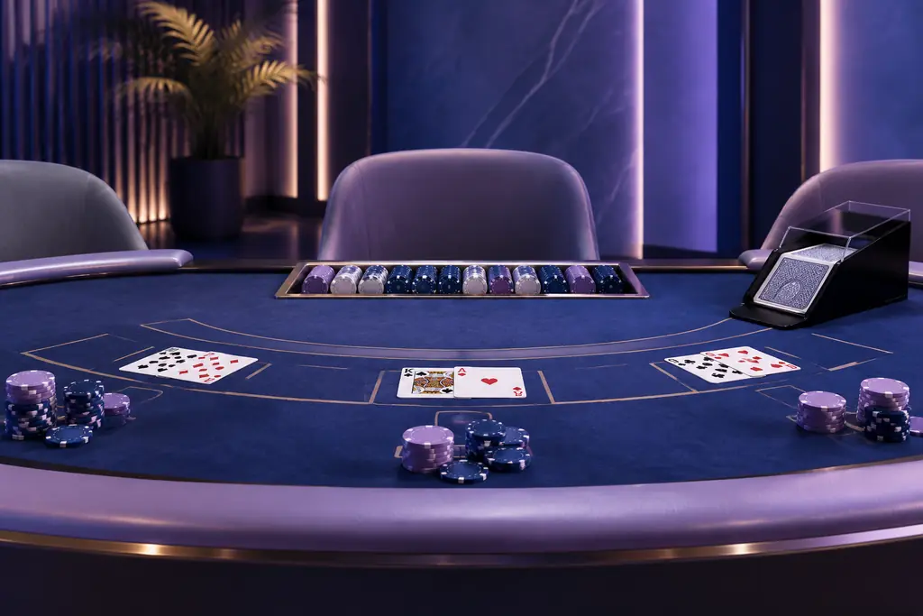 Kartu, sepatu kartu dan chip pada meja blackjack.